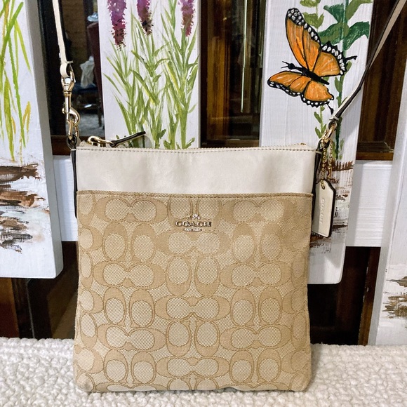 ⭐️LIKE NEW⭐️COACH 52576 NORTH/SOUTH SIGNATURE CROSSBODY - Picture 2 of 9